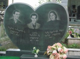 Есть несомненно нюансы, больше всего напрягает знак на повороте на Мюсру, типа "стоп" но какой-то странный. Надо остановится и постоять пару минут. Проехал без остановки 23 тыс отдал. Грустно. Доехали до Гала. Это другая Абхазия, скорее всего Грузия. Опять про осторожность. Дорога в гальском районе, это просто сказка, так и хочется втопить.  Втопил -минус тысяча. Там же посмотрели какое-то необычное сооружение, оказалось кладбище. Одно надгробие оказалось грустным, не хватало четырёх символов.