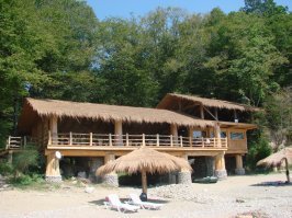 Были в Абхазии, проехали всю. От российской границы до грузинской. Отдыхали в основном в Пицунде, на рыбзаводе. Море отличное. Есть нюансы в местной жизни. Очень хороший отдых в третьем ущелье, это в районе Мюсры.