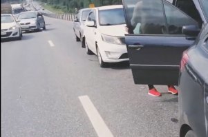 и заметьте ни один из участников не выставил знак аварийной остановки, а уж последнему точно стоило бы об этом задуматься. Пробка рассосется и паровозик может прибавить вагончиков