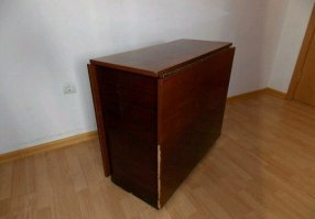 Сохранился до сих пор, и я до сих пор не пойму - почему он такой тяжелый?!

У меня есть современных аналог, но он легче раз в 5, а то и больше.