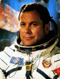 Павел Попович вспоминал, как все шестеро космонавтов на полигоне в одну из ночей перед стартом «долго не спали, говорили о полете, шутили, рассказывали анекдоты». Один из анекдотов был такой.

Выходят две блохи из ресторана. Одна спрашивает: «Ну что, возьмем собаку или пешком?» Тут пробегает мимо пес. Блоха вскакивает на него: «Поехали!..»