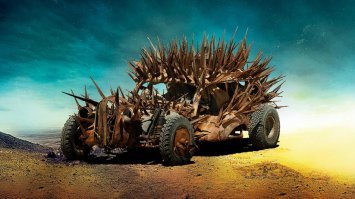 Если кто не обратил внимание, то в вступительная сцена, Безумного Максимки, начинается со знакомства с "шипастыми людоедами", которые говорят по русски, как бы намекая, что в Австралии, "бядя-бяда" от этих самых варваров. Лично мне это показалось, немного забавно и чутка обидно, ведь в Австралии ничтожный процент русских, так какого хера они опять воткнули такой мерзкий образ именно наших.

Что хорошо продается(образ злых русских), то и клепают, это кстати, подтверждается тем же самым Рокки- самая коммерчески успешная часть, про Ивана Драго...

Но ходят упорные слухи, что пропаганду делают только у нас, ага.