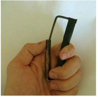 Так-то нужно большим пальцем на шляпку гвоздя давить.... дилетант!!