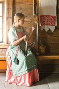 Где то еще в старом доме лежат такие штуки.
А на чердаке недавно видел "поджопную" прялку с веретенами бабкины. У нас в деревнях до сих пор в ходу у тех, кто овец держит и шерстяные варежки-носки вяжет.
Надо как то сыно показать, интересно, догадается для чего комплект.  Без веретен, они сразу подскажут.