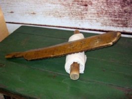 И разброс времени огроменный :), стиральные доски с незапамятных времен были, а исчезли... ну в деревне они в принципе еще при мне мелком были, я помню смутно (70-е). 
Тогда уж и рубЕль надо было представить. Я помню тоже, что бабушка накатывала на палку изделие и катала этой штукой :)