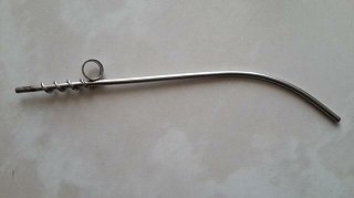 берешь среднюю картошку и этой "приспособой" вырезаешь у неё середину, затем, в эту середину накладываешь готовый мясной фарш пожаренный например с грибами и тушишь эту картошку со сметаной в казане, вырезанную же картофельную середину можно пожарить в большом количестве растительного масла, конечно не очень полезно для желудка и холестерин будет зашкаливать, но всё равно вкусно