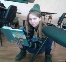 На кортах можно много чего делать.Например-играть в биллиард,учить уроки,решать финансовые вопросы и т.д.