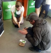 На кортах можно много чего делать.Например-играть в биллиард,учить уроки,решать финансовые вопросы и т.д.