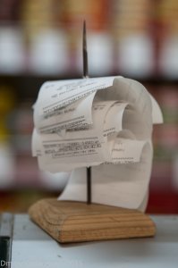 обычно такие чеки снимали с гвоздика и клали в коробку под прилавком. маленькие дети типа играя падают и тащат из коробки горсть чеков. далее дырочка заделывалась и все шли смотреть на ассортимент выискивая то, что подошло бы под сумму указанную в чеке. потом самый смелый брал по чеку что надо. и ни разу не спалили кстати)