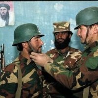 Этот тип шлема был очень распространён в период между двумя мировыми. Даже в Афганистане и Чили такие носили. Да и сейчас нет-нет