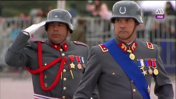 Этот тип шлема был очень распространён в период между двумя мировыми. Даже в Афганистане и Чили такие носили. Да и сейчас нет-нет