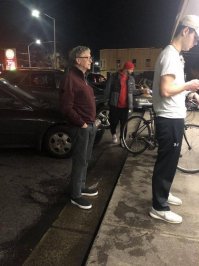 Это Гейтс в очереди за бургером.
В магазины не ходят те кто нахапал. А кто сам заработал, тот цену деньгам знает. Инженеры, даже миллиардеры, живут вполне обычной жизнью - Гейтс, Цукерберг, Маск и т.д.