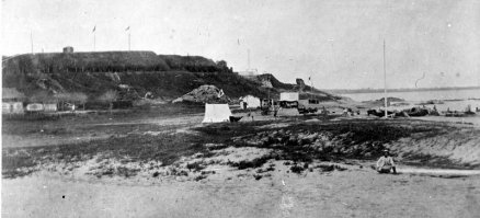 Две фотографии одного места. В первые года 20 века. Взятая в 1900 году нашими войсками крепость Бейтан. И сейчас. Как говориться почувствуйте разницу.