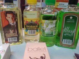 " краска для такой печатной продукции содержит вредные хромат и сульфид свинца." - давно уже не содержит, еще с конца прошлого века, так что пользуйтесь на здоровье 

"Прошло время и чай перестал быть дефицитным товаром, на прилавках появились невиданные раньше чайные пакетики, но от привычек никуда не деться: их тоже частенько используют повторно." З
Зеленый чай второй раз вкуснее. Некоторые ценители первую просто выливают через минуту. 

"популярность газет снизилась, но старшее поколение продолжает собирать газеты"
Газеты в деревне - очень даже полезная вещь, всегда беру стопку бесплатных с собой, когда еду Да и в городе тоже, обувь сушить самое то.

Ну а это тогда прини... применяли не наружно, а во внутрь Так что все O`k.