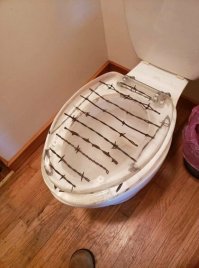 Это же крышка,  а не сидушка.