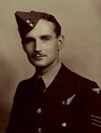 -воздушный стрелок Б-17 Алан Юджин Мэги упал с высоты 6700 м. умер в 84 года
-воздушный стрелок  Avro Lancaster  упал с высоты 5500м. умер в 1987 году
..живучие,однако.