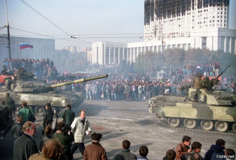 в 90 годах в Москве было весело: палаточные городки на красной площади как в Киеве 2014, 
танковый биатлон #попади в депутата-1993#

-путин скучен,однако