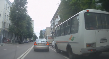 а че афтар фарами замигал? никаких помех ему никто не создавал, тем более каких-то там подрезал.