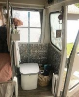 Ванная с туалетом и душем 

Это как же надо себя не уважать, чтобы пользоваться таким... Зато "гостиная" на пол-автобуса.