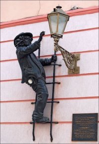 Памятник фонарщику в Ужгороде