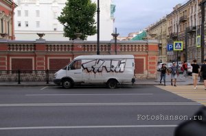 Родина. Там, за мужиками, в советское время был пивной ларёк.  А в доме за забором (Восстания, 45) была венерическая больница. Веники через забор к пивнушке лазили.