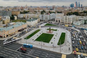 Лет несколько назад было:
Вышел на Белорусской, стою недалеко от входа в метро, курю.
Мимо идет благообразная дева с хорошим фотоаппаратом и нехилым объективом...
Кто в курсе - если из м. Беллорусская-кольцевая повернуть на ул. Грузинский вал, то сразу за зданием метро будет кусок невзрачного забора из красного кирпича. Остатки чего-то. Вернее, был - сейчас там ремонт.
Дева расчехляет объектив, присаживается на корты аккурат в углу между этим старым забором  зданием метро. 
Нет, вы подумали неправильно - она не стала нарушать общественный порядок. Она просто стала фотать какие-то обрывки бумажек на фоне старой кирпичной кладки забора...
Потом мне попадалось эти фото - дева оказалась блогершей либерастного толка и фото символизировали основу в виде грязи и отсталости на фоне помпезных строек Москвы.
Повторю: она нашла невылизанный уголок и сделала из него тему, подобную той, что мы видим от Игоря.
Вот так выглядит то, что она предоставила в виде помойки (фото ниже). Чуть на северо-восток отцентра фото есть здание с двумя большими арками - это вход в метро. Если его обойти слева и зайти за него - будет уголок шедевра от "объективной, честной и неподкупной" блогерши.
***
Так что, Игорь, не забывай про поговорку о мухах, которые везде видят только гавно.