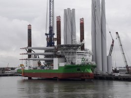 Тем не менее людей это не останавливает. В 1985 году средняя тербина имела диаметр ротора 15 м и имела мощность 1МВт. В 2012м наземные турбины давали 2.5 - 3 МВт, а оффшорные 3.6 и имели диаметр 100метров. Сейчас ставят турбины диаметров 120 м с мощьностью 7.5 МВт. А скоро станут по 15-20 МВт