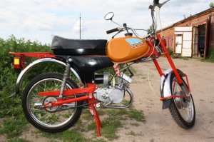 250-260 руб. Это двухскоростной. Односкоростные "тырчки" стоили гораздо дешевле.
Зарплата "нишеброда" была рублей 150. У классных токарей и т.д. больше. Конечно, были неполные семьи, где мать-уборщица получала 80 руб., ей тяжело было побаловать сына... Но. Инфляции не было как класса. Например, захотел человек своему ребенку купить мопед к сезону, за полгода легко бы накопил без какого-то ущерба для семейного бюджета. Кто-то это мог сделать за более продолжительный период. Накопи сейчас.
Возьмем теперешний мопед "Минск" с китайским двигателем за 50 тыс. Для человека, который получает тысяч 15-20 это суровые испытания бюджета. Потому что от советской зарплаты много оставалось (дешевая коммуналка, продукты и т.д), от нынешней не остается ничего. Про мопед за 200 тыс. мечтать и нечего.
Про НЕСРАВНИМЫЙ выбор согласен, если несравнимо много денег. 
И еще: свой мопед в детстве я купил в 14 лет, отработав летом на почте развозчиком телеграмм два месяца. Да, мопед был б/у. Но была возможность заработать. В 12 лет я работой летом в библиотеке заработал на новый взрослый велосипед.Это про "паранойю по СССР". Паранойя в твоей безмозглой бошке.