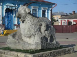 Весь прикол, что памятники в нашем городе несколько... своеобразные. 
1. Памятник жиду с мешками денег. Стоит у налоговой инспекции. На фоне херовой собираемости налогов (предприятия порушили в городе) как-то странна его установка. Амулет на привлечение бабла? Я думал, это как-то по-другому делается.
2. Памятник огромной дыре с бабской головой и ребенком внутри. Даже не знаю, что курил автор.
3. Памятник героям повести М.Шолохова "Судьба человека". Повесть и советский фильм по ней настолько берут за душу, что становится больно и тоскливо от такого паскудного исполнения. Стыд. Такое впечатление, что автор такой же художник, как Остап Бендер 
3. Ну, и памятник козе. Тоже впечатляет.
И это не весь список. Мы привыкли, а приезжие пугаются.