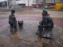 Весь прикол, что памятники в нашем городе несколько... своеобразные. 
1. Памятник жиду с мешками денег. Стоит у налоговой инспекции. На фоне херовой собираемости налогов (предприятия порушили в городе) как-то странна его установка. Амулет на привлечение бабла? Я думал, это как-то по-другому делается.
2. Памятник огромной дыре с бабской головой и ребенком внутри. Даже не знаю, что курил автор.
3. Памятник героям повести М.Шолохова "Судьба человека". Повесть и советский фильм по ней настолько берут за душу, что становится больно и тоскливо от такого паскудного исполнения. Стыд. Такое впечатление, что автор такой же художник, как Остап Бендер 
3. Ну, и памятник козе. Тоже впечатляет.
И это не весь список. Мы привыкли, а приезжие пугаются.