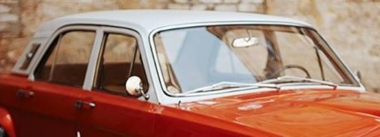 В продолжение темы... Вот что еще забыл из очень полезных внешних и внутренних дополнительных девайсов...
Дополнительные внешние зеркала. Ведь на ранних моделях, той же 24-й волге, не было даже правого заднего зеркала! О более ранних моделях вообще молчу Народ помню, для улучшения обзора, ставил всякие нестандартные зеркала. Как например тут на картинке. Выглядело это все так себе, но реально улучшало обзорность.
Позже появились и салонные задние большие панорамные зеркала, но они в основном привозились из-за рубежа и стоили не малых денег. Пока опять же местные подпольные кустари не насытили ими рынок.