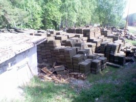 На этой картинке хоть навес есть,а зачастую на открытых площадках хранения ящики просто штабелями сложены под открытым небом.