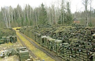 На этой картинке хоть навес есть,а зачастую на открытых площадках хранения ящики просто штабелями сложены под открытым небом.