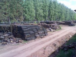 На этой картинке хоть навес есть,а зачастую на открытых площадках хранения ящики просто штабелями сложены под открытым небом.