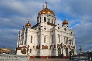 Уже давно отреставрировали, даже крытым сделали и с купалами.