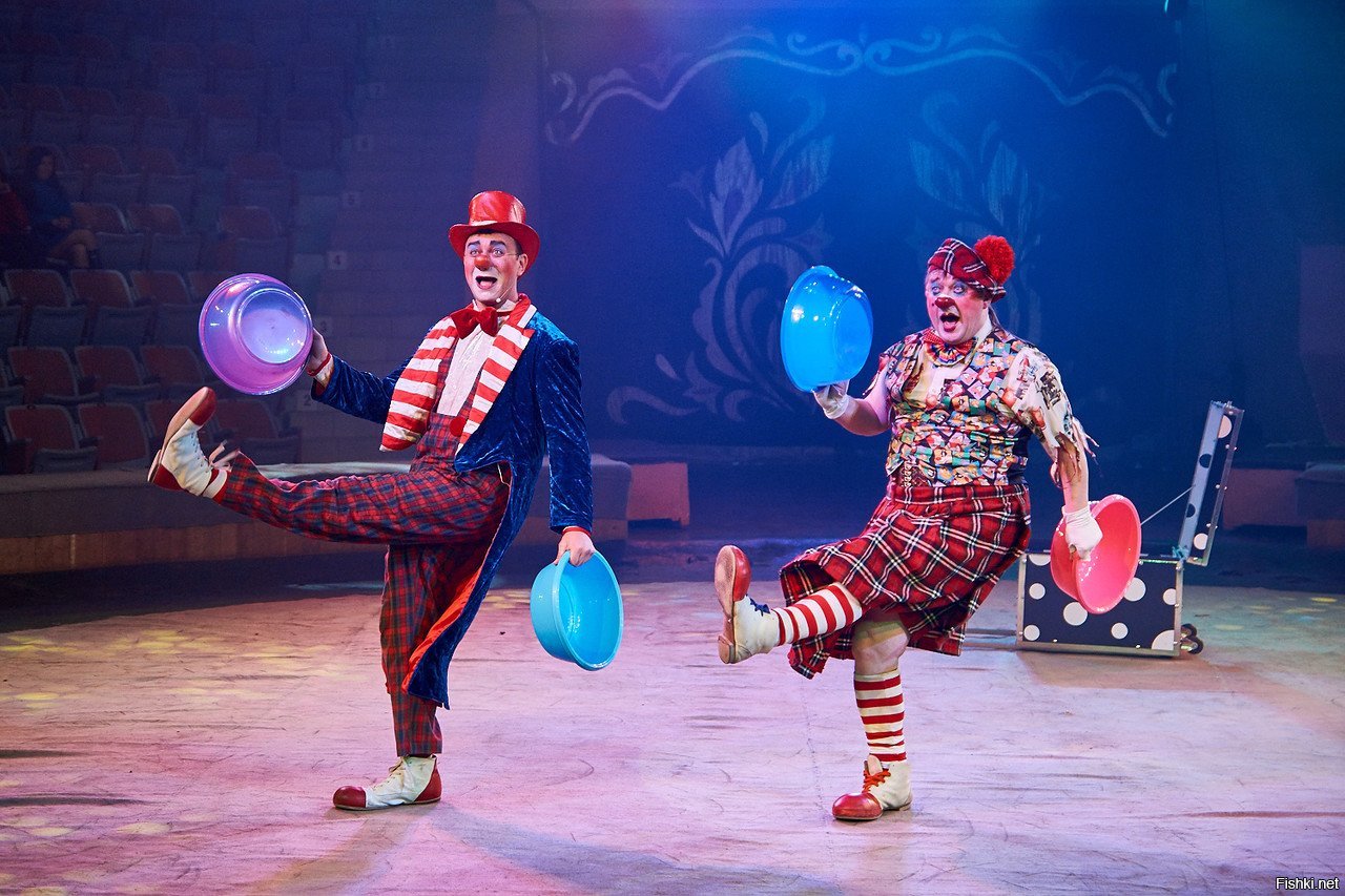 Клоун развлекающий в паузах между номерами цирка