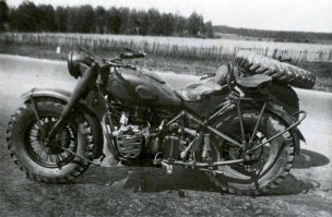 ТМЗ-53. Полноприводный мотоцикл, не добравшийся до полей сражений

Справедливо и заслуженно главным тружеником Великой Отечественной войны среди мотоциклов признается тяжелый мотоцикл М-72, который выпускался достаточно массово и серийно производился в Советском Союзе с 1941 по 1960 год. Мотоцикл изначально создавался для нужд армии, поэтому долгое время был недоступен в гражданской продаже. При этом уже в годы Великой Отечественной войны в СССР предпринимались попытки создать более мощный мотоцикл, в том числе с приводом на колесо коляски, как у немецких аналогов. Одним из мотоциклов, созданных в Тюмени в военные годы, стал полноприводный ТМЗ-53, который был выпущен в количестве двух опытных экземпляров......................