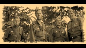 Замечательный фильм, мощный, не "глянцевый"...
Для меня таким же по силе фильмом является - "На войне как на войне", 1968. 
Снят по одноимённой повести Виктора Курочкина, который и написал сценарий.
Кстати, Курочкин играет роль старика, читающего молитву в хате с покойником, куда самоходчики явились на постой.