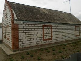 Это, очевидно, в Англии. Там налог за каждое окно.