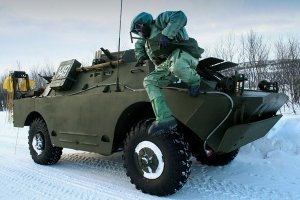 Ну вообще-то для долго пребывания в высоких полях, от этого транспорта толку особо не было, никто не будет заезжать в такие поля без острой необходимости. А чаще всего  это острая необходимость диктовалась какими-то работами в опасной зоне, для  этих целей используют ИМР. А вот для штабистов, и командиров, которым надо подъехать быстро посмотреть и уехать (или произвести разведку), вполне себе в том же Чернобыле использовались БРДМ-2РХ (модифицированные как кустарно, так и заводским способом). Либо РХМ на базе бронетранспортёра. Потому что лучшая защита от радиации - временем и расстоянием, и если не надо ползать по болотам, и завалам, то у Ладоги нет явных преимуществ перед ИМР, а по мобильности она явно уступает колёсной технике, вот и отправили её пылится в ангары.