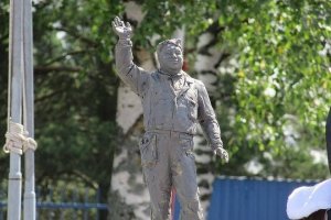 Памятник Макарычу.