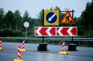 Не надо выдумывать велосипед ,ставится временный знак дорожные работы 3-5 км,полоса закрыта. И не надо бегать,придумывать всякую херню.