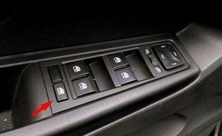 А ещё есть в машинах кнопка, блокирующая открытие окон пассажирами. Ибо нефиг.