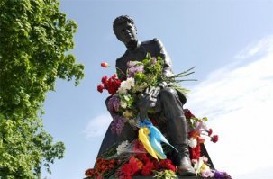 Точно, так и есть! 
И памятник снесли, и краской облили, а землю просеяли и солью посыпали...