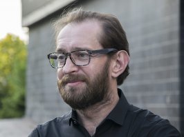 Автор других знаменитостей не знает?!?! или тупо скопировал статью?