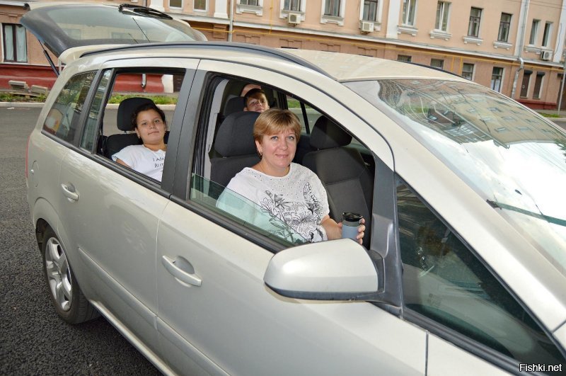 ну тогда и я похвастаюсь, фото сделано в апреле на день рождения супруги, 48 лет отмечали.
сзади наши детки которых мы усыновили забрав из детского дома когда они были младенцами. сейчас им 12 и 14 лет, а ещё есть собака которую я подобрал и даже как-то выложил пост о нем