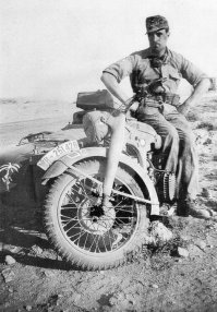 Ваня, забыл мотоциклистов Африканского корпуса. Немного фото из Ливийской пустыни.

---они носили кепки козырьком назад до того, как это стало трендом))---