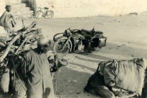 Ваня, забыл мотоциклистов Африканского корпуса. Немного фото из Ливийской пустыни.

---они носили кепки козырьком назад до того, как это стало трендом))---