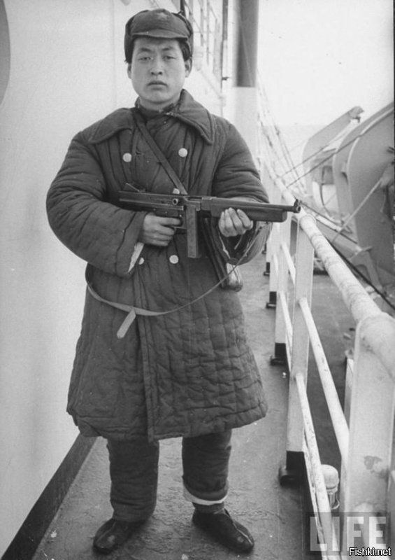 китайский ватник с томми-ганом и в будёновке)