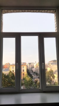 Не во всех домах Питера окна шириной 1метр, я живу в центре спб, дом 1905 года постройки. Ширина моих окон в трёх комнатах 160см высота 200см. на кухне два окна, ширина 120см высота 200см. Входные двери в квартиру, высота 260см ширина 140см. 
Толщина наружных стен 120см.
Толщина стен между квартирами 75см.

Это тебе не новостройка, где слышно как выдавливают кетчуп в сеседней квартире.